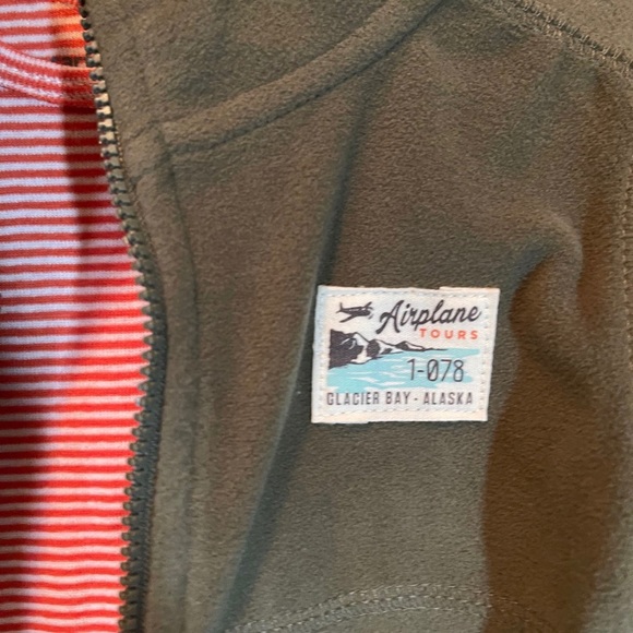 Gender Neutral Carter’s Set - Picture 4 of 6